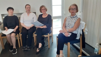 Harjun kappelin parvella Mirjan siunaustilaisuudessa Annele, Minna, Kaisa ja Tarja
Kuva Satu Joutselainen