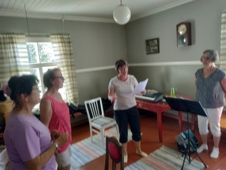 Elokuiset harjoitukset Tertun ja Ollin tuvassa 3.8.2022.
Kuva Olli Honkanen.