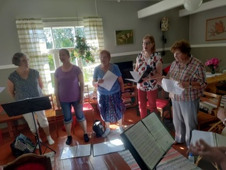 Sopraanot harjoituksissa 3.8.2022.
Kuva Olli Honkanen.