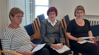 Harjun kappelin parvella Mirjan siunaustilaisuudessa Terttu, Pirkko ja Svetlana.
Kuva Satu Joutselainen