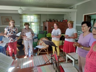 Altot ja ykkössopraanot harjoittelemassa 3.8.2022.
Kuva Olli Honkanen.