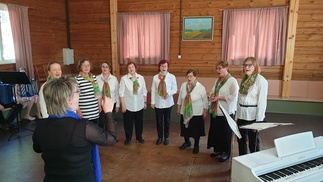 Esiintyminen Anttolan viihdekuoron 40-vuotisjuhlissa 22.5.2022 Anttolan Koivulassa.
Kuva M-L Valkonen