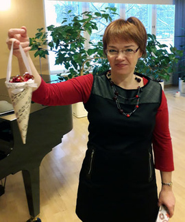 Kausi lopetettiin päiväkeskuksen esiintymiseen 19.12.2018.
Johtaja ja joulukarkit.