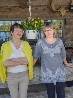 Annele ja Svetlana 18.5.2024 mökkitunnelmissa.
Kuva Riitta Pöyhönen