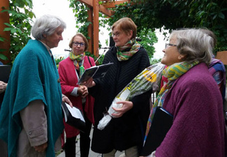 Irja Kiukaalle ohjennettiin 2017 Puistokonsertissa kukkaset ja muistaminen.  Puistokonsertti oli Irjan viimeinen esiintyminen kuoron riveissä. 