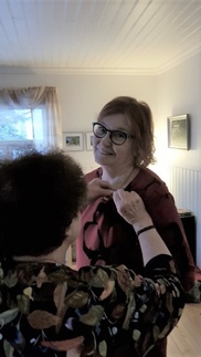 Raili Tiitiselle myönnettiin Sulasol Etelä-Savon piirin asiomerkki pitkäaikaisesta toiminnasta kuoron hallituksessa.  Raili on laulanut i1. sopraanoa kuoron perustamisesta lähtien.  Merkki ojennettiin 20.11.2020.
Kuva Jorma Tiitinen