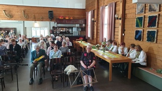 Anttolan Viihdekuoron 40-vuotiskonsertti 22.5.2022 Anttolan Koivulassa.
Oikealla Marjukat odottavat esiintymis vuoroaan.
Kuva M-L Valkonen.