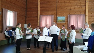 Anttolan Viihdekuoron pojjat antoivat ojensivat Marjukoille kukkaset 22.5.2022 esiintymisen jälkeen.
Kuva M-L Valkonen