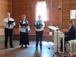 Anttolan kuoron konsertissa Terttu Honkanen Marjukoista lauloi alton stemmaa.  
Kuva Satu Joutselainen