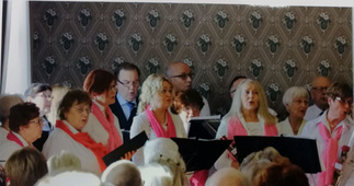 25 v konsertti Urpolan kartanossa.  Anttolan viihdekuoro ja Marjukat lauloivat yhdessä Olkoon ylläsi kirkas taivas.