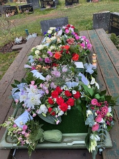 Pitkäaikaisen kuoron jäsenen Anja Haapiaisen hautakumpu Mlin Kirkonmäellä 13.11.2021.