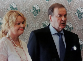 Sopraano Päivi Haavikko ja tenori RistoTolonen lauloivat Pienet enkelit ne laulaa osan operetista Mustalaisruhtinatar.