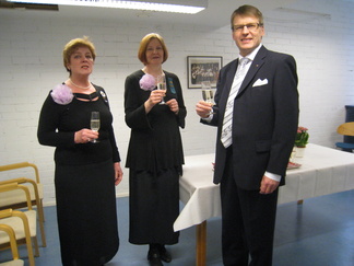 Kansalaisopiston rehtori Matti Laitsaari, Raili Tiitinen ja Terttu Honkanen